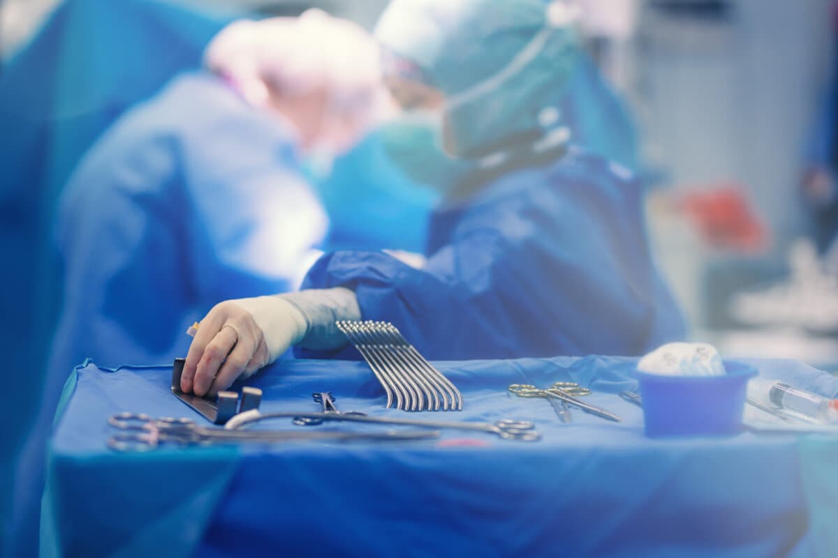 Eine OP-Schwester holt sterile Instrumente im Operationssaal eines Krankenhauses ab, ist Verarbeitungstechnikerin und