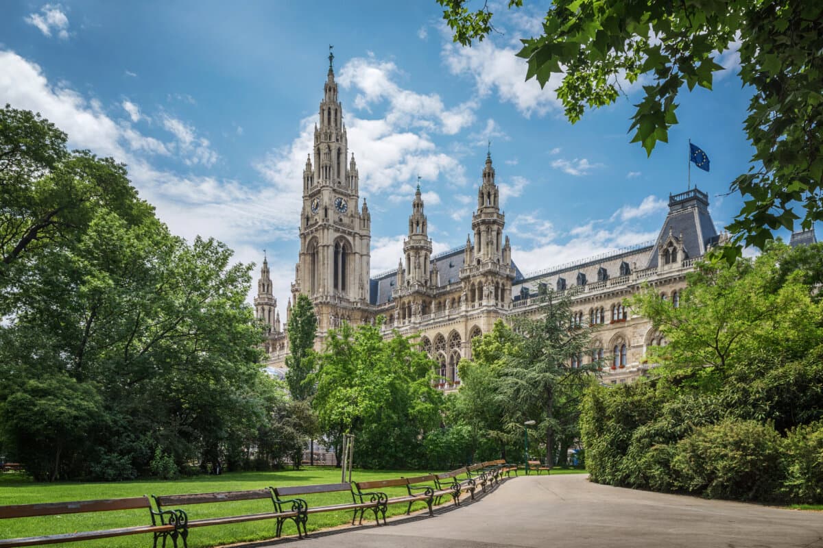 Parks von Wien, Österreich, Ansicht mit Rathaus. Sommertag.