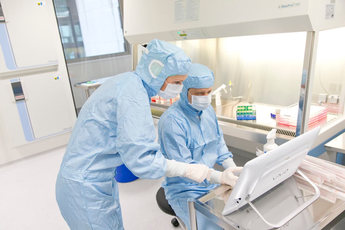 Laboralltag im GMP Labor an der Paracelsus Medizinischen Privatuniversität (PMU).