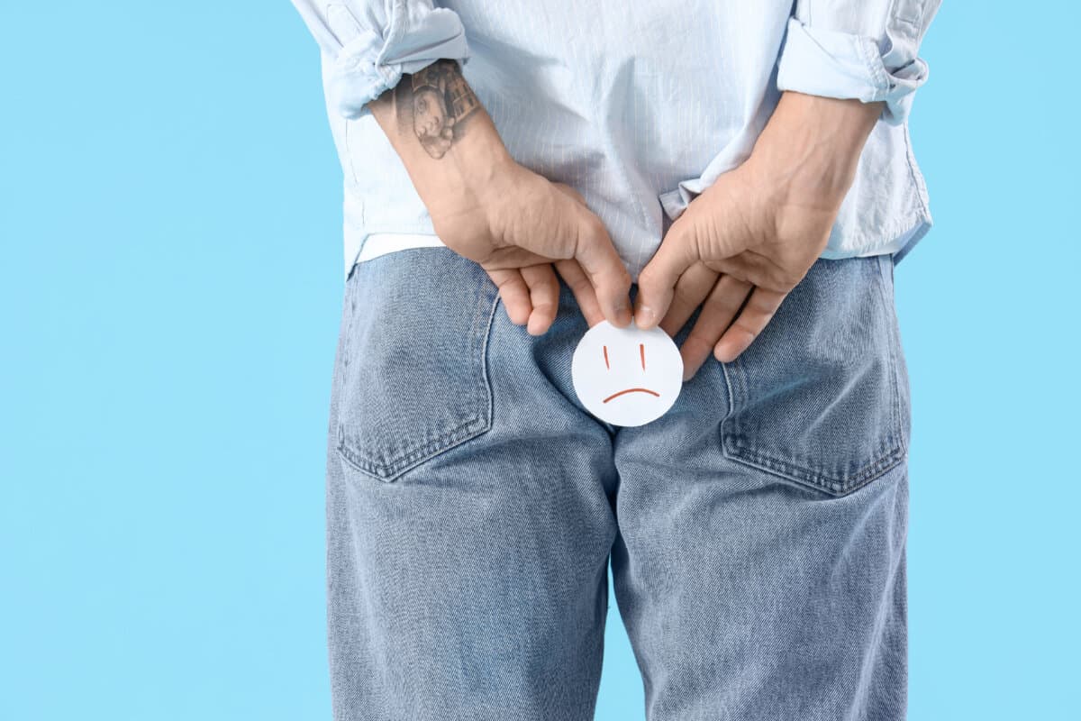 Mann mit Hämorrhoiden