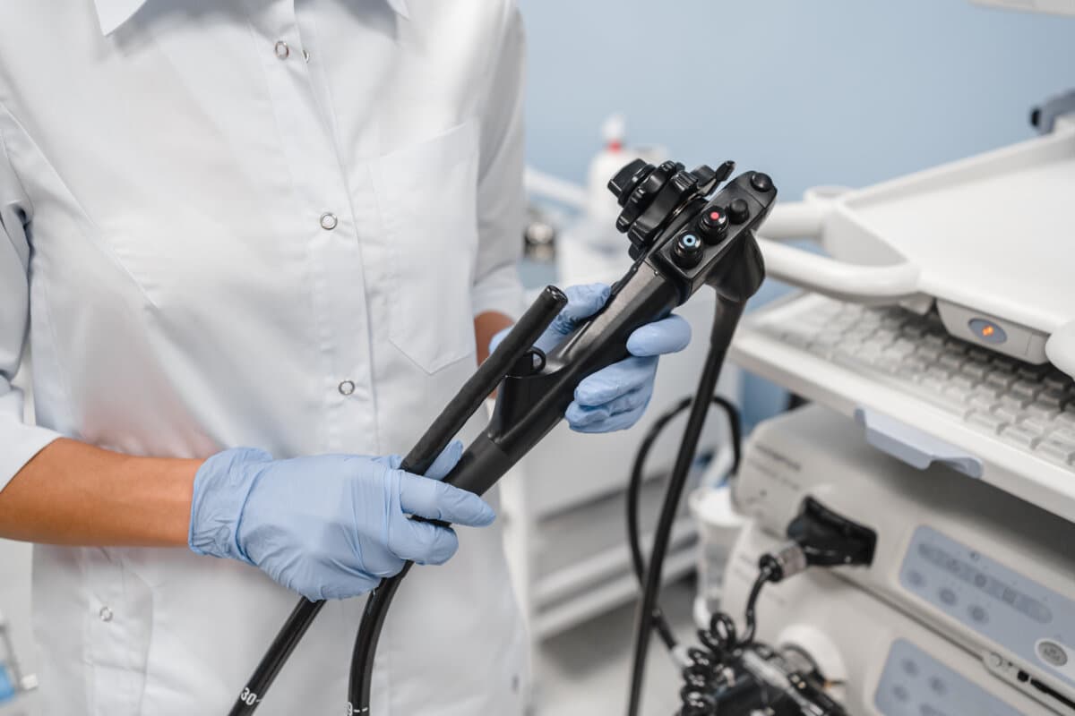 Ausgeschnittene Aufnahme von Instrumenten für die diagnostische Endoskopie in Nahaufnahme.