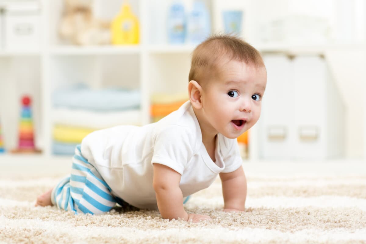 Krabbeln lustige Baby Boy drinnen zu Hause