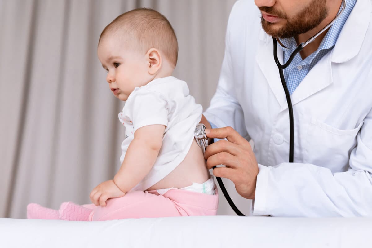 Arzt untersucht Baby hören Lunge auf medizinische Untersuchung in Klinik