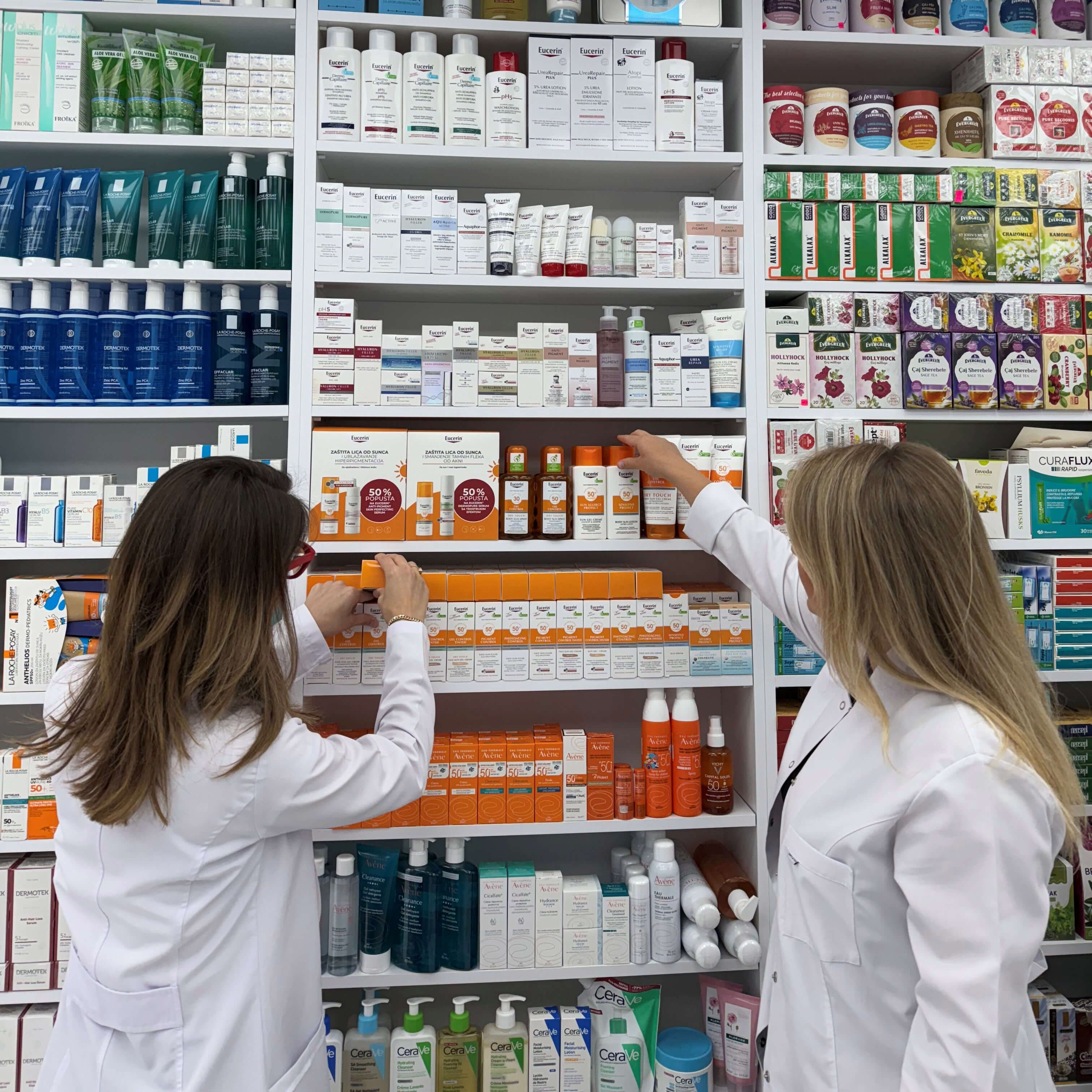Im Inneren der Apotheke.