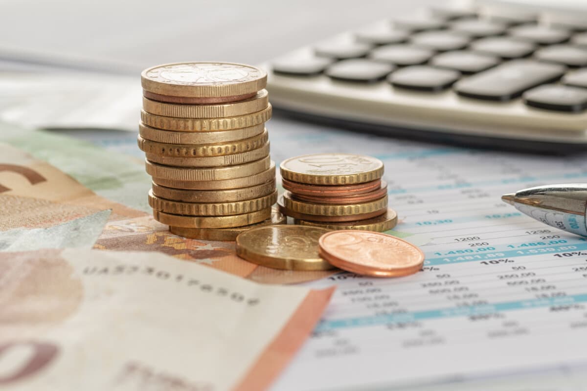 Geld mit Taschenrechner und Kugelschreiber