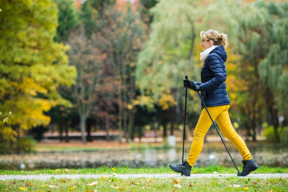 Regelmässige Bewegung im Alltag: Nordic Walking stärkt Ausdauer, Kraft und Koordination.