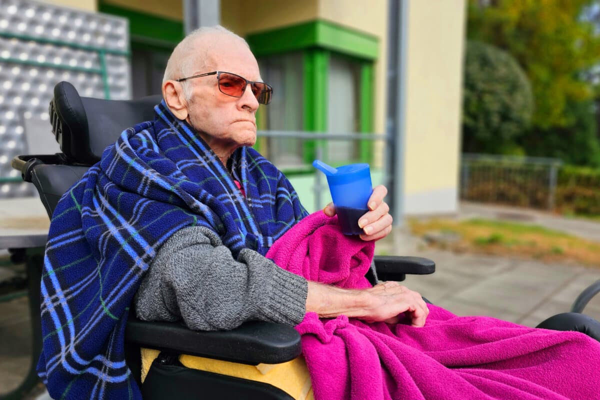 alter Mann im Rollstuhl