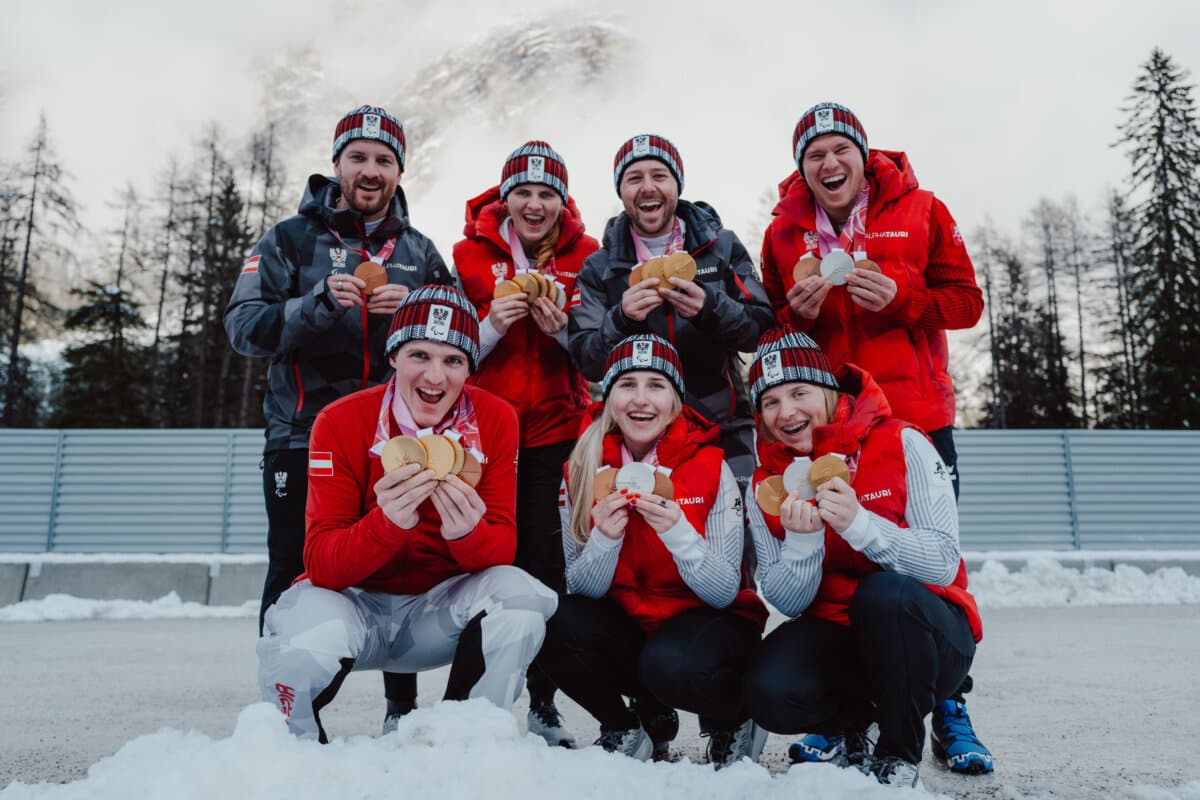 CORTINA D AMPEZZO,ITALY,15.MAR.26 - PARALYMPICS, ALPINE SKIING - Paralympic Winter Games Milano Cortina 2026. Image shows the rejoicing of Thomas Grochar (AUT), Veronika Aigner (AUT), Nico Haberl (AUT), Stefan Winter (AUT), Johannes Aigner (AUT), Elina Stary (AUT) and Lilly Sammer (AUT). Keywords: medal
Photo: GEPA pictures/ Alexander Solc