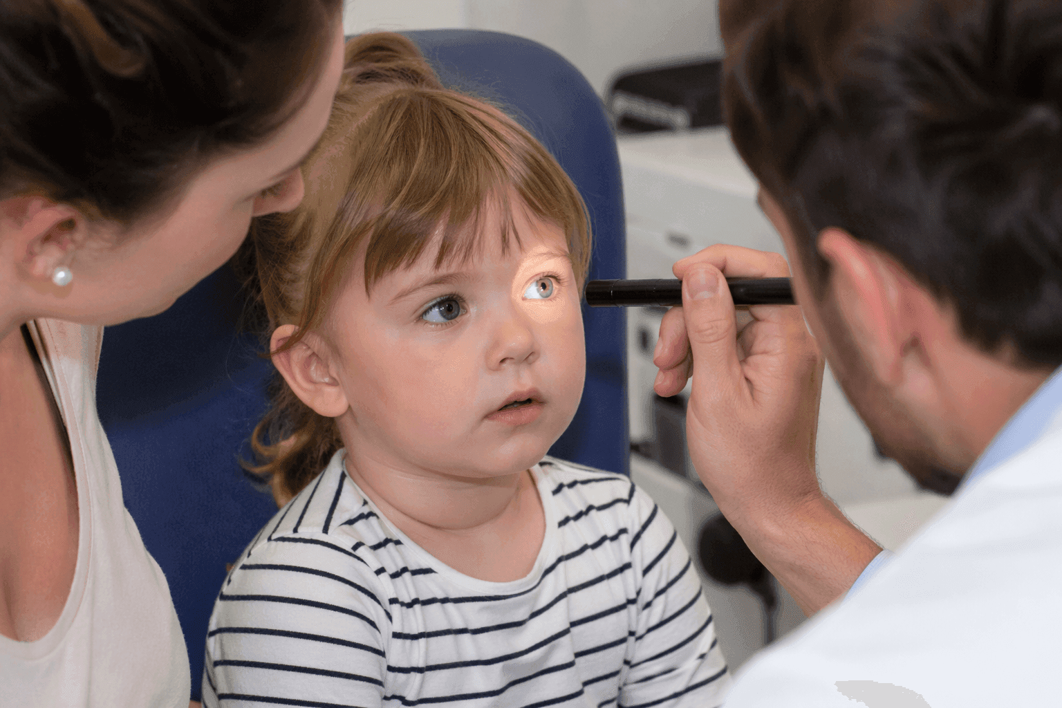 Mädchen bei Augenuntersuchung