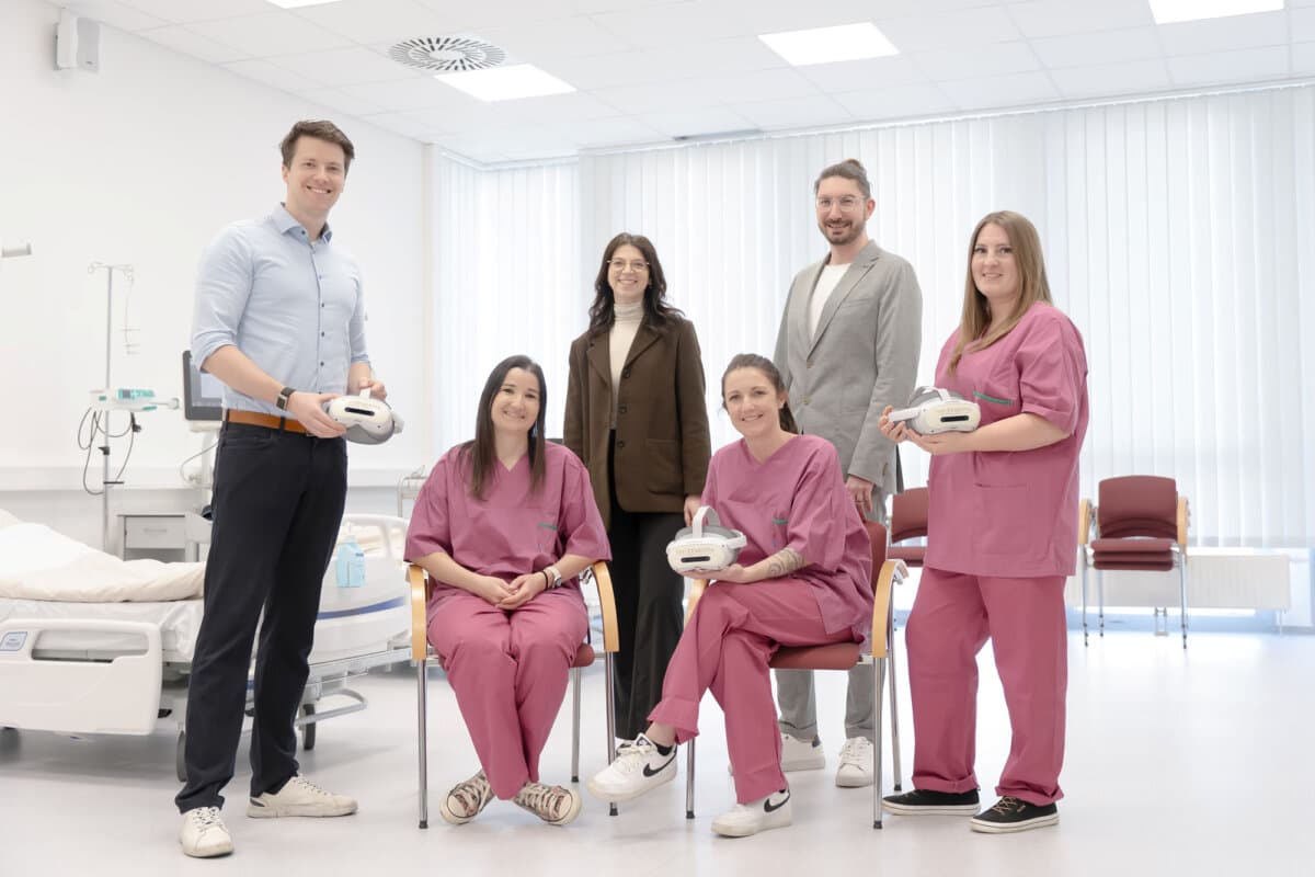 v.l. Geschäftsführer VitaBlick Amadeus Linzer, drei Studentinnen des Bachelorstudiengangs Gesundheits- und Krankenpflege der Hochschule Burgenland, auf Lücke: Projektleiterin Christina Wiesenhofer, Hochschule Burgenland und Lektor Gernot Heschl.