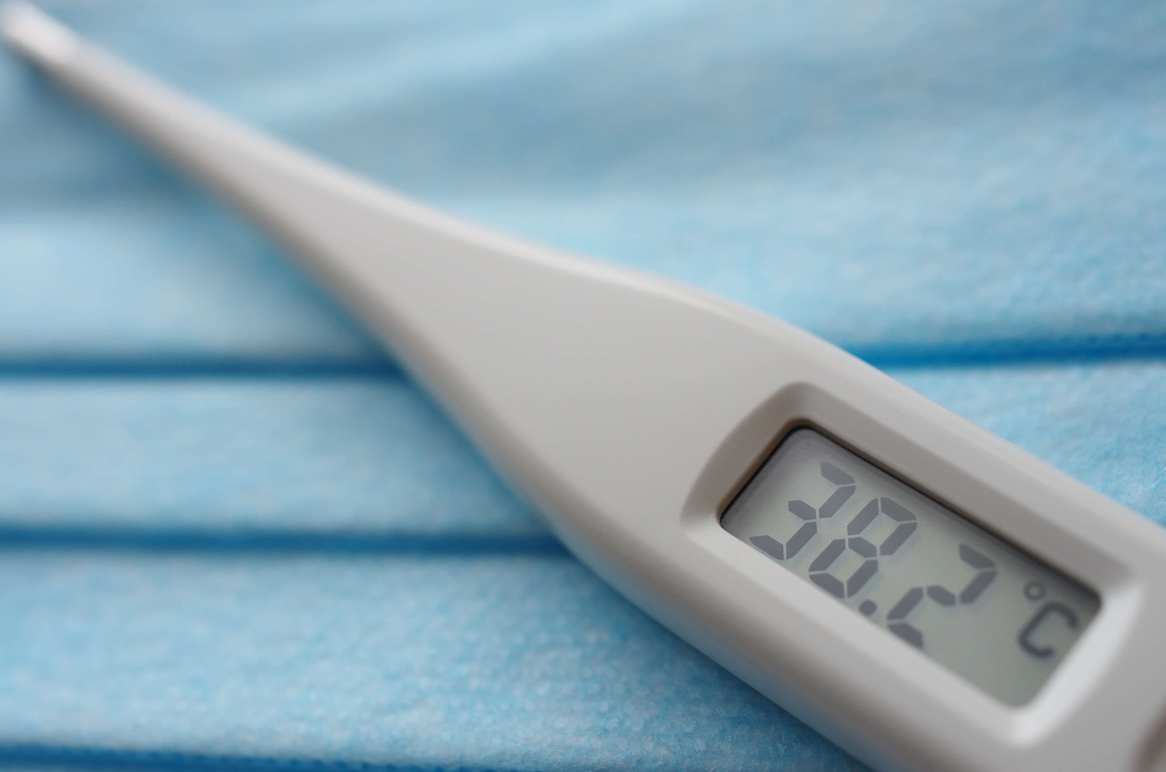 Fieberthermometer zeigt 38,2 Grad