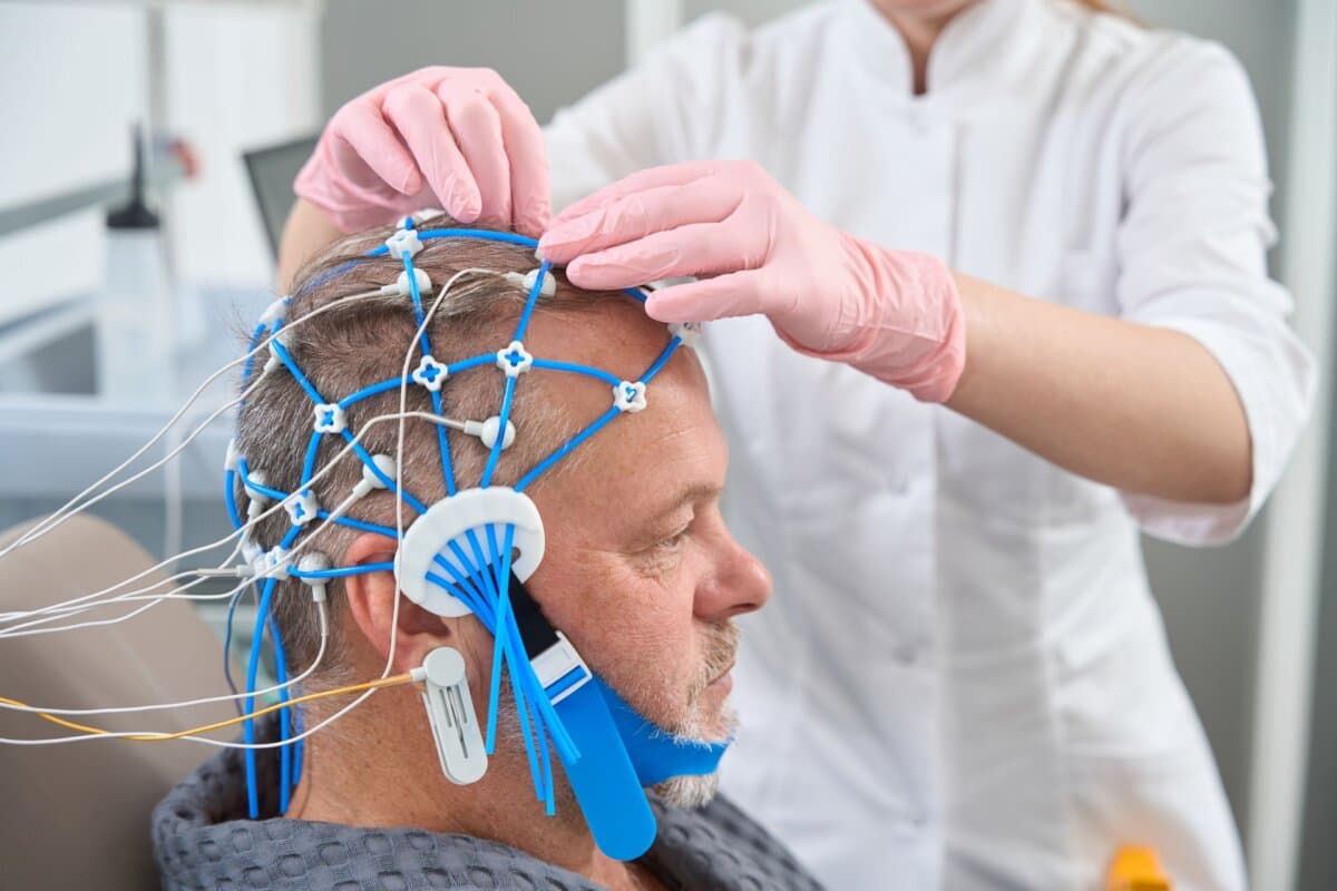 EEG-Untersuchung bei einem älteren Patienten in einem neurologischen Zentrum: Gerade bei subtilen Symptomen kann die