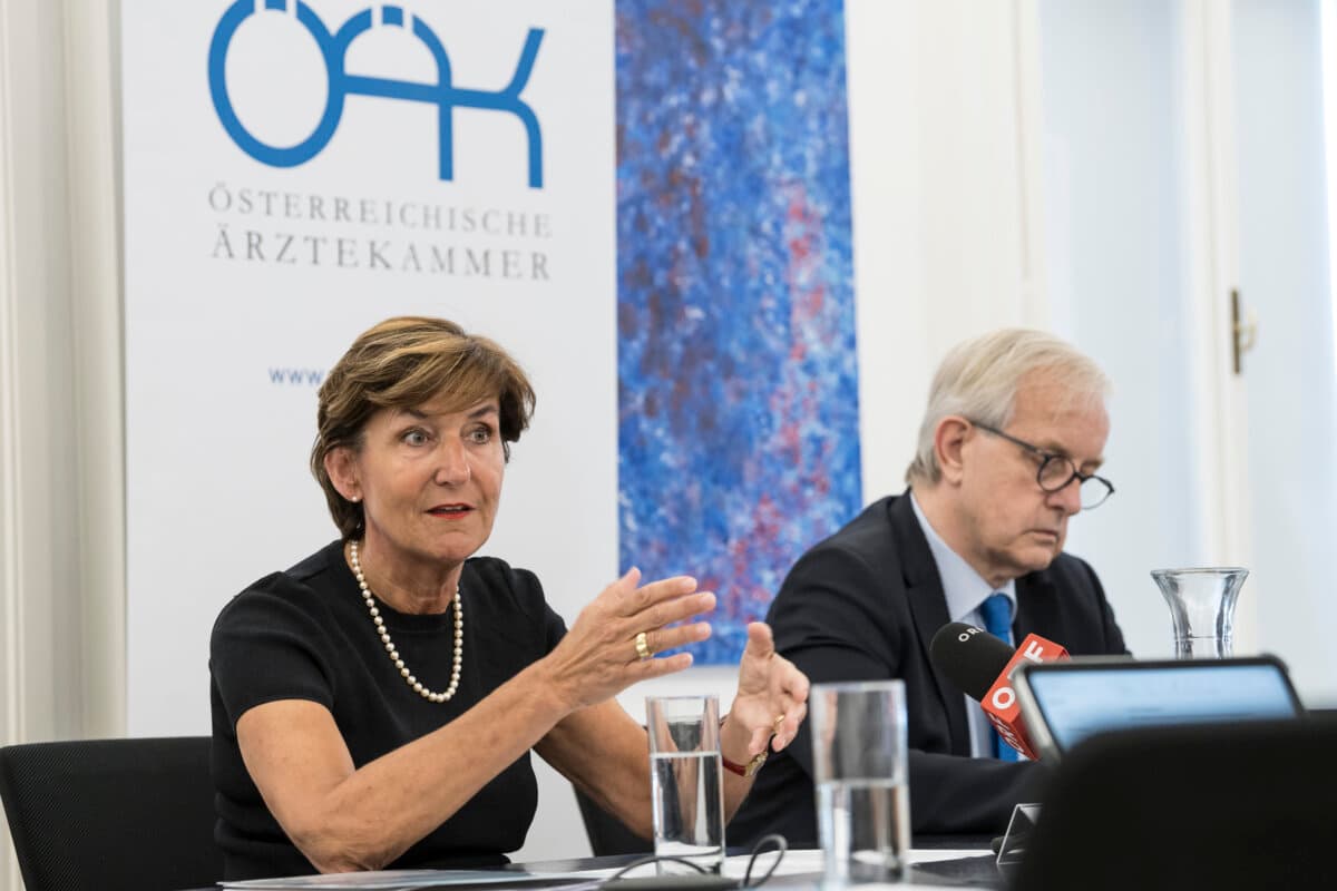 Univ.-Prof. in Dr. Eva Maria Compérat, Präsidentin der Österreichischen Gesellschaft für Klinische Pathologie und Molekularpathologie (ÖGPath), Professorin für Urologische Pathologie an der MedUni Wien, und Dr. Johannes Steinhart, Präsident der Österreichischen Ärztekammer