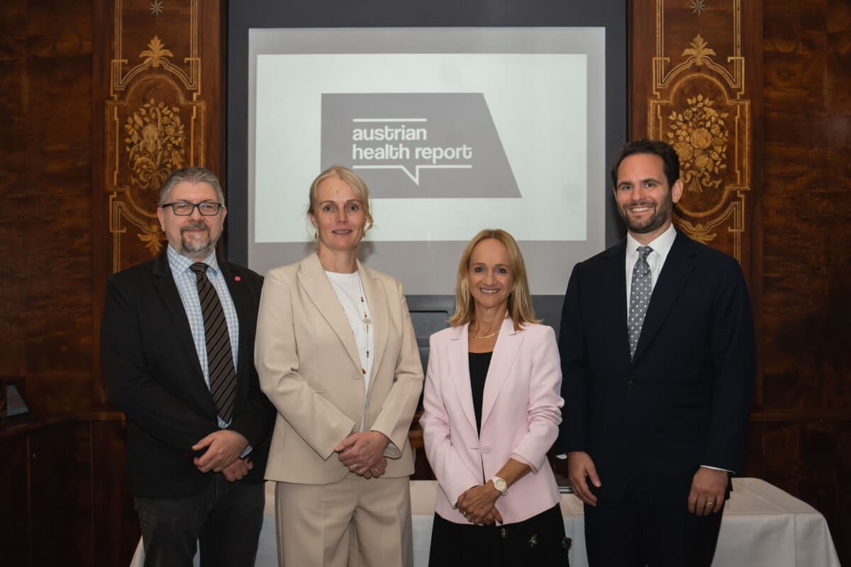 Sie stellten den Austrian Health Report 2026 vor: v.l.n.r. Thomas Czypionka (IHS), Eva Zeglovits (IFES), Barbara Haid (ÖBVP), Marco Pucci (Sandoz)