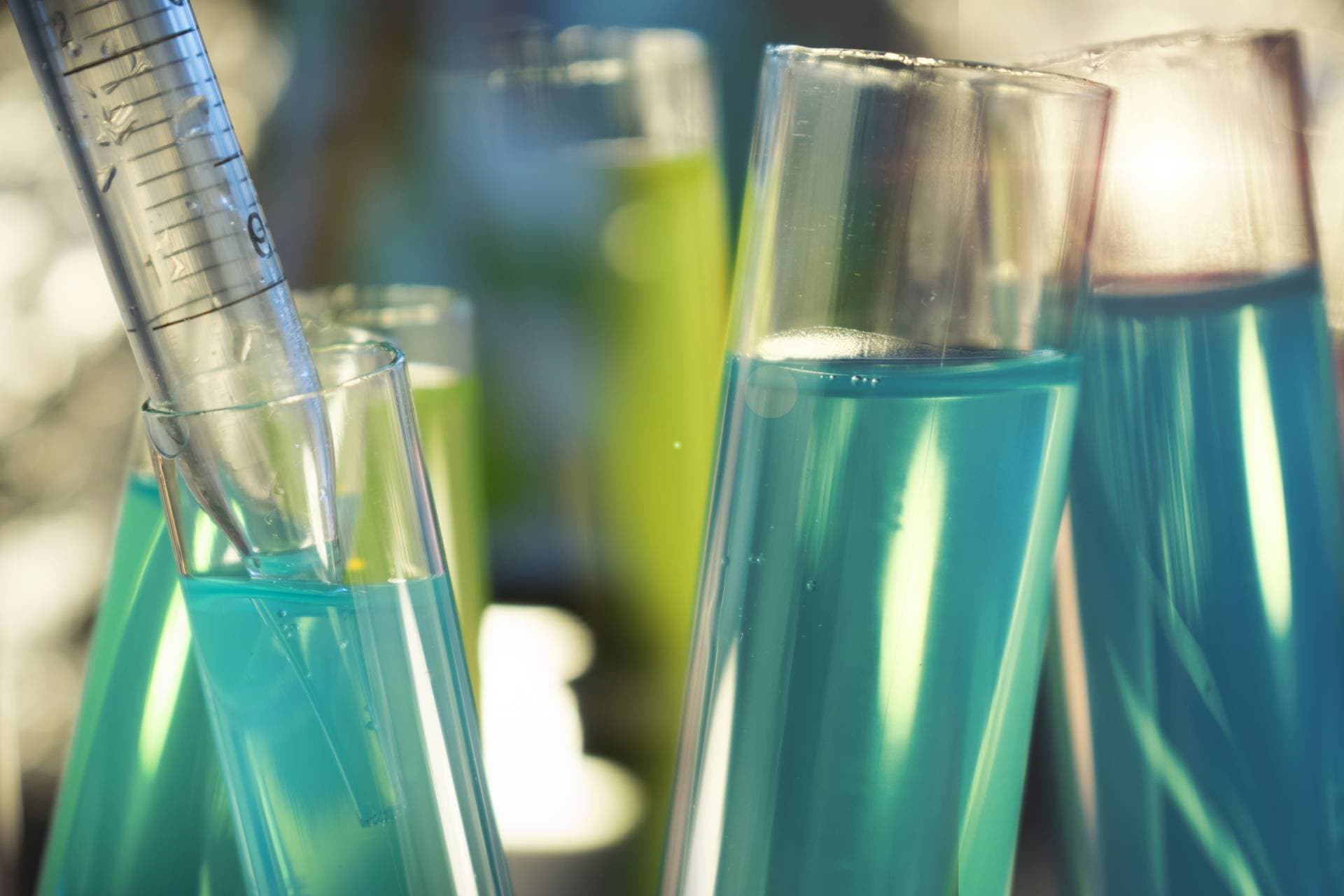 Krebsimmuntherapie-Forschungskonzept Krebs-Gentherapie mit Reagenzgläsern und Pipette
