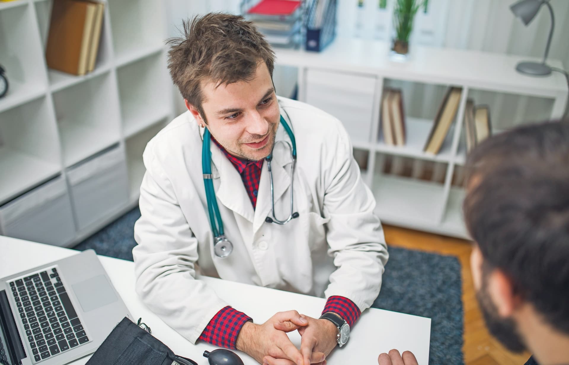 Symbolbild: Ein junger Arzt im Gespräch mit seinem Patienten.