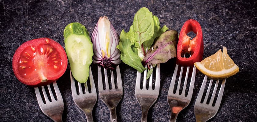 Wer sich vegan ernähren will, muss sich gründlich über diese Ernährungsform infomieren und mehr Zeit für das Kochen investieren.
