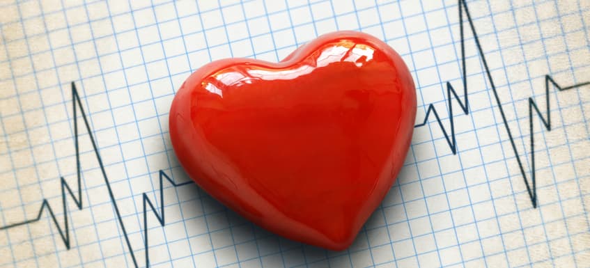 Foto: istockphoto/ Cardiogram and heart