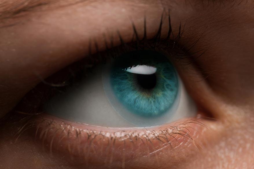 Frauenauge mit blaue Kontaktlinse