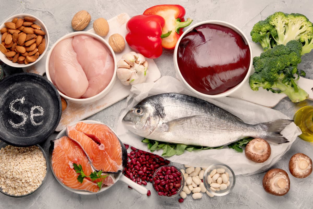 Lebensmittel mit hohem Selengehalt auf hellgrauem Hintergrund. Konzept für gesunde Ernährung. Draufsicht, flache Lage