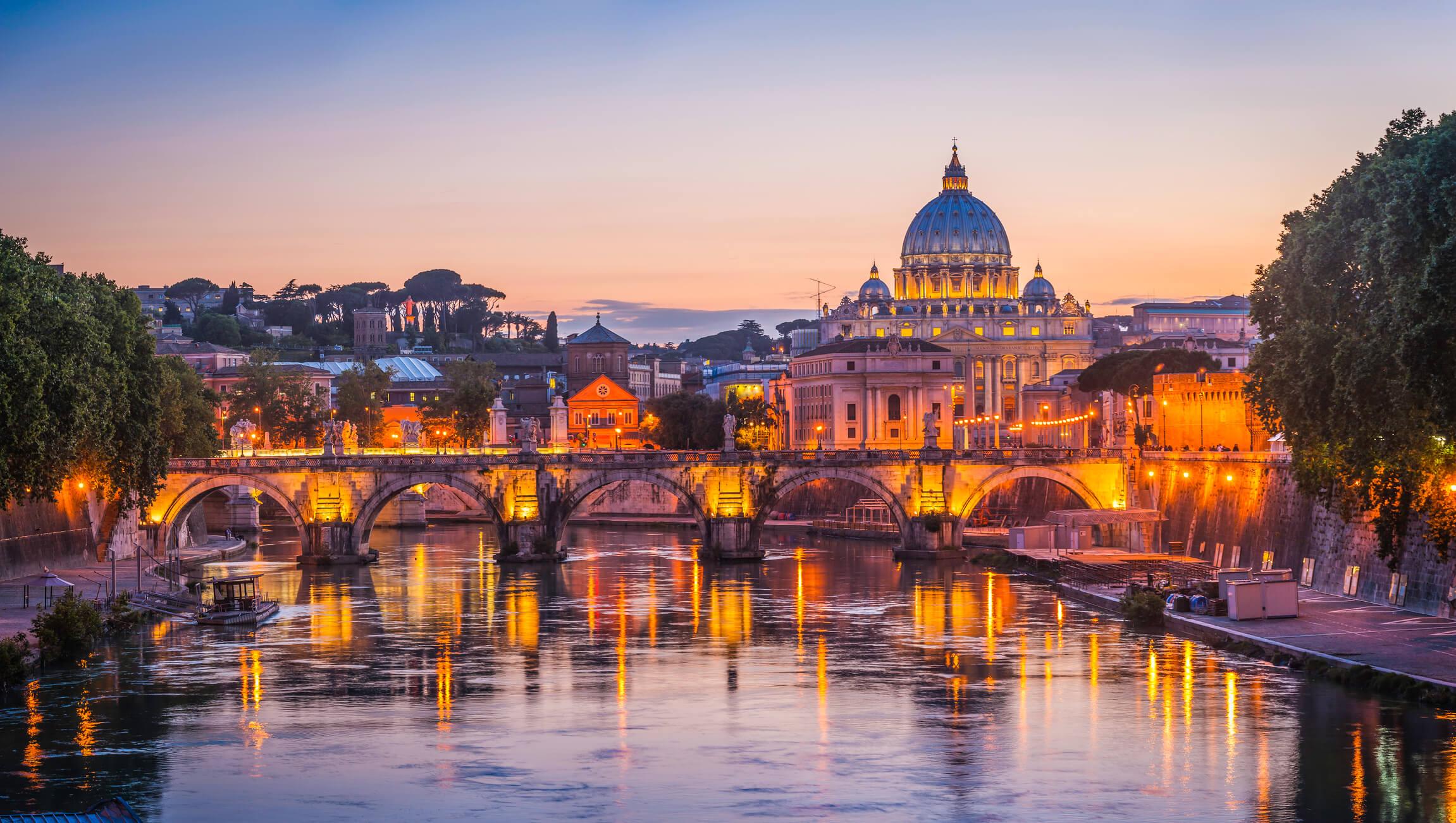 Rom Sonnenuntergang über dem Tiber und dem Petersdom Vatikan Italien