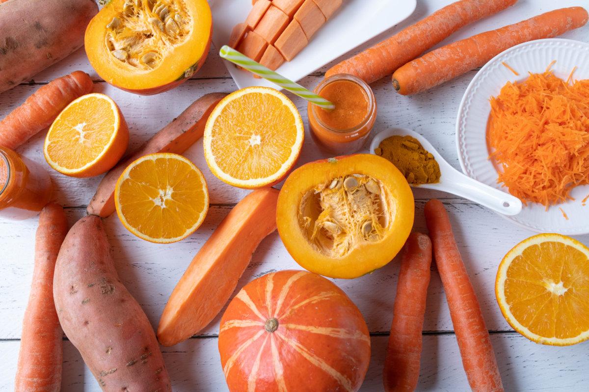 Gemüse und Obst mit Beta-Carotin oder Provitamin A wie Orangen, Süßkartoffeln, Kürbis oder Kürbis und Karotten