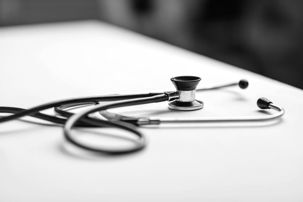 Stethoskop auf einem Tisch in einer Arztpraxis, Schwarz-Weiß-Poster