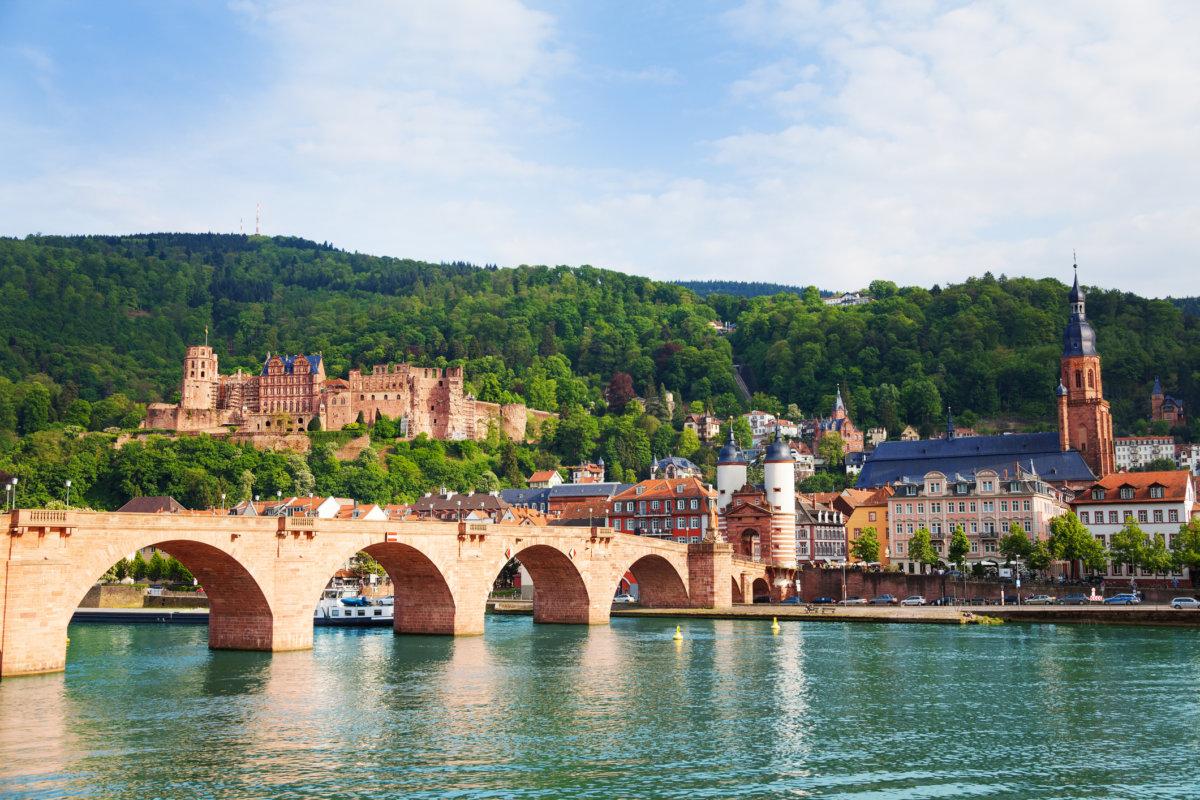 Schöne Aussicht auf die Alte Brücke, das Schloss und den Neckar in Heidelberg an sonnigen Sommertagen, Deutschland