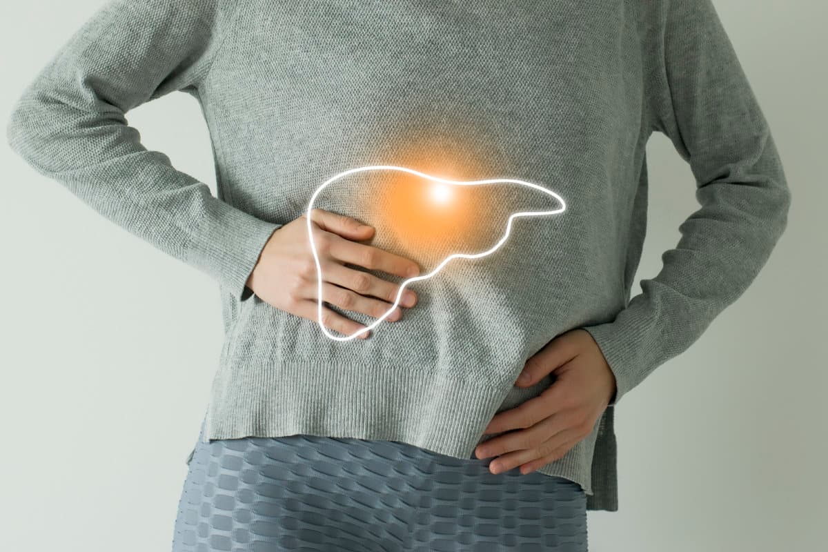 Frau in lässiger grauer Kleidung, die unter Verdauungsschmerzen leidet, hervorgehobene Vektorvisualisierung der Leber