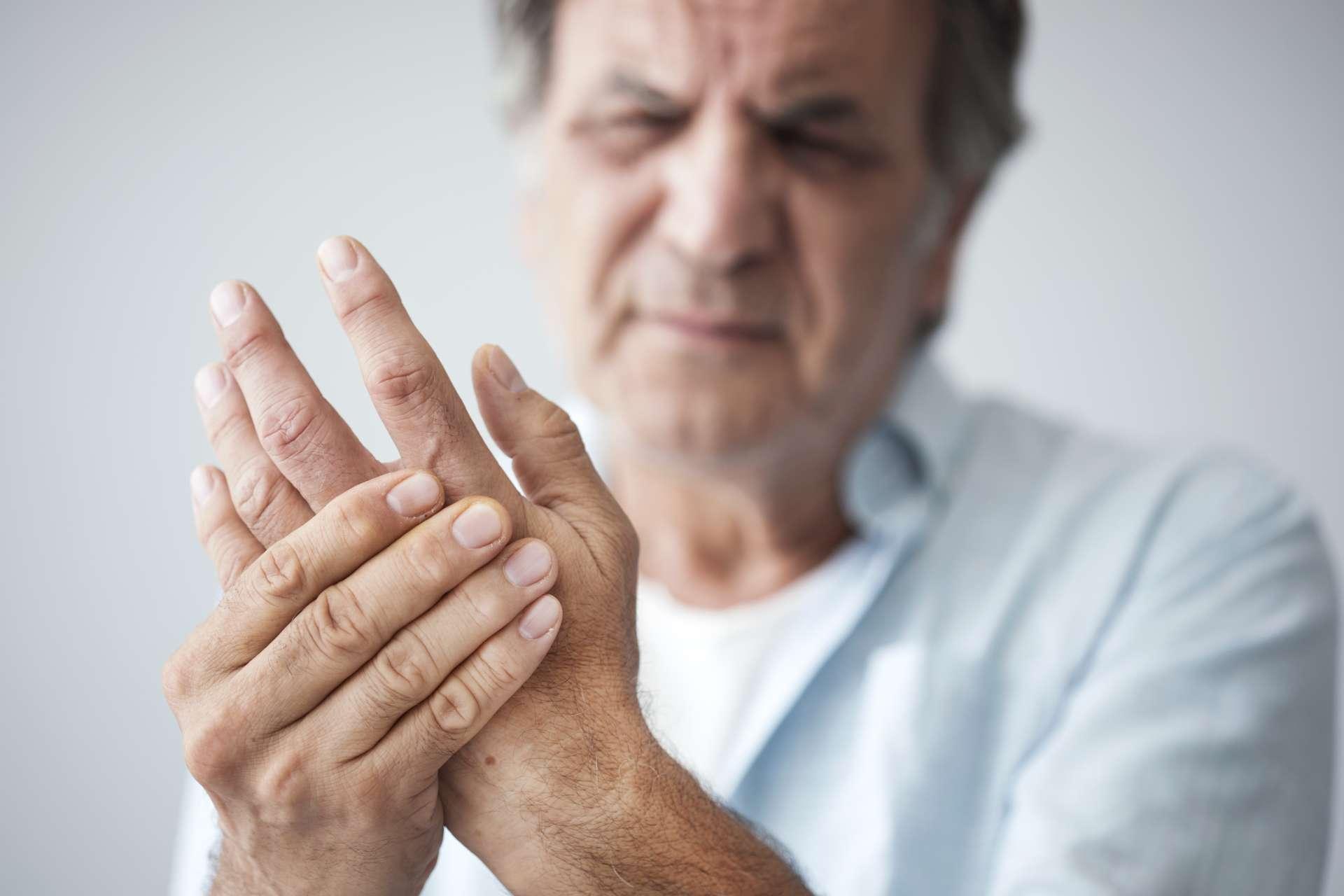 Alter Mann mit Fingerschmerzen