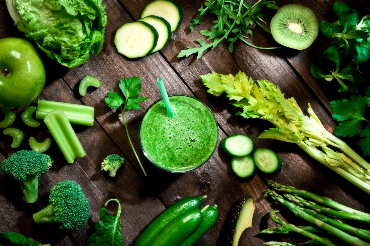 Detox-Diätkonzept: grünes Gemüse auf Holztisch