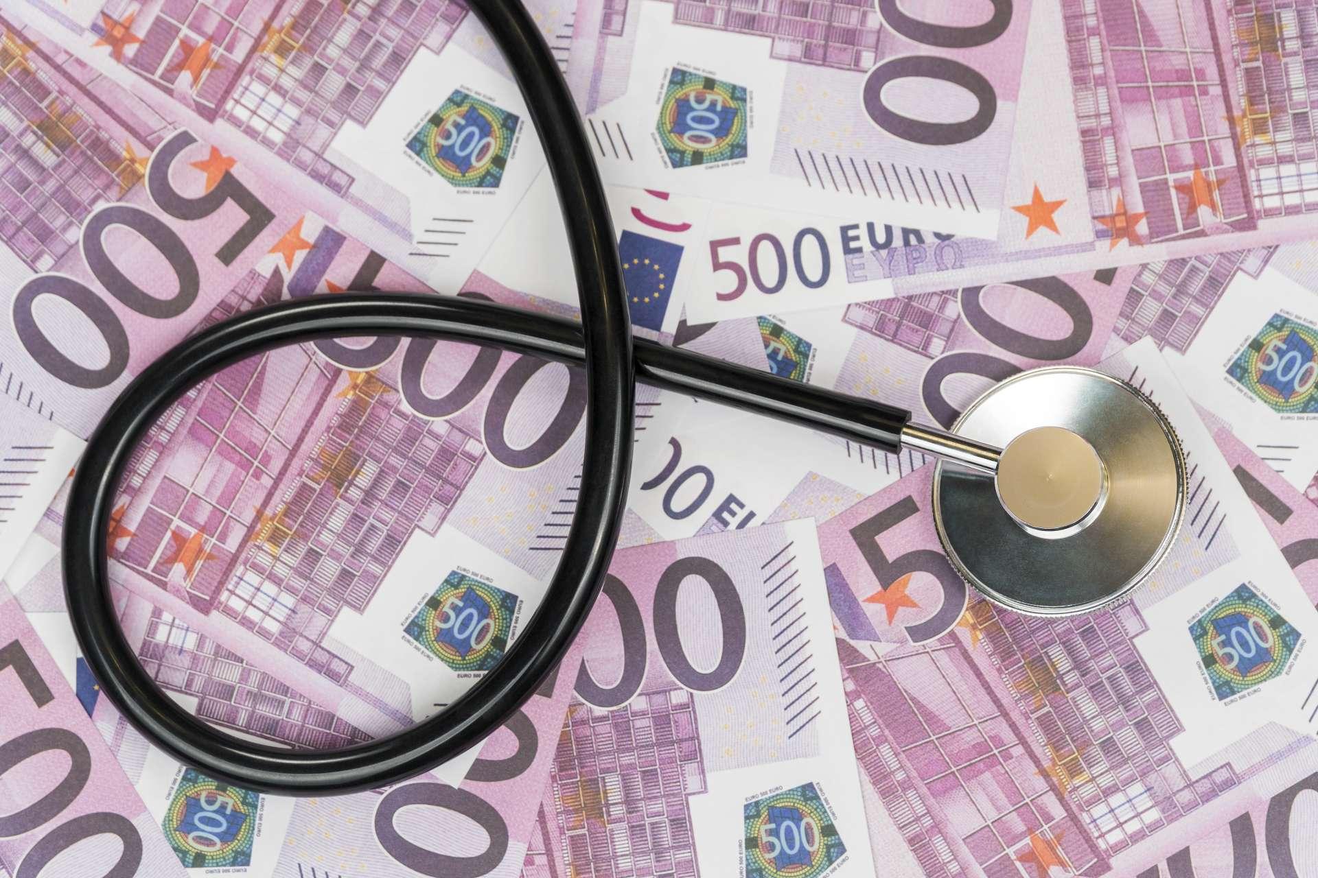 Schwarzes Stethoskop auf Geldhintergrund Nennwert von fünfhundert Euro