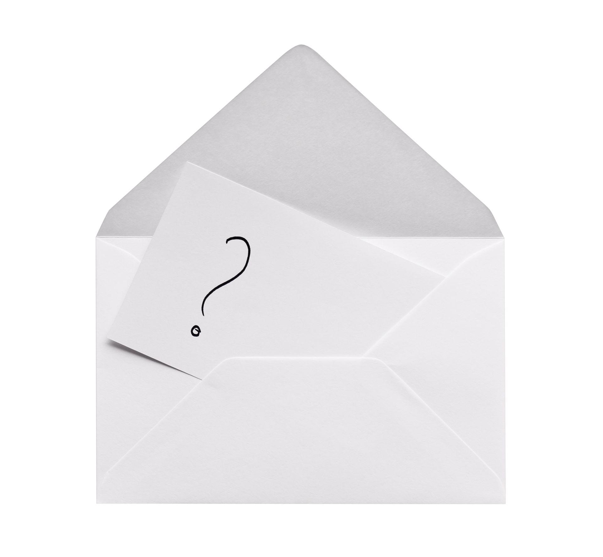 "Mail mit Fragezeichen, isoliert auf Weiß"