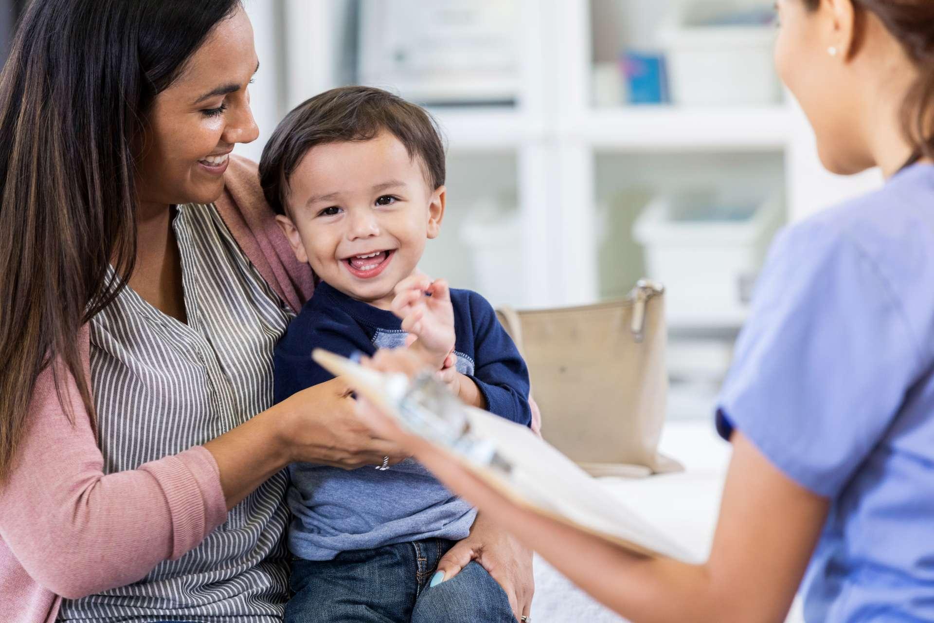 Fröhlicher Kleinkindjunge genießt Kinderarztbesuch