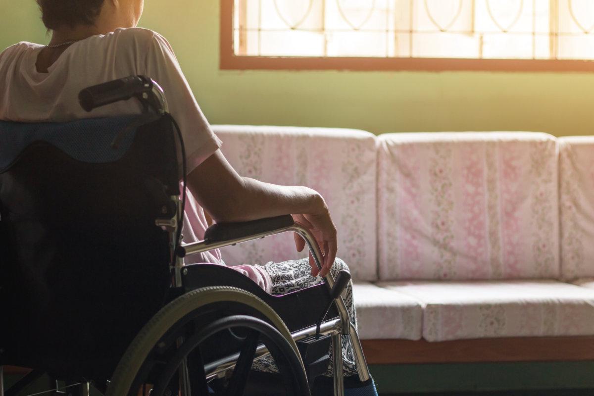 Asiatische Seniorin oder ältere Dame, Patientin auf Rollstuhltoilette