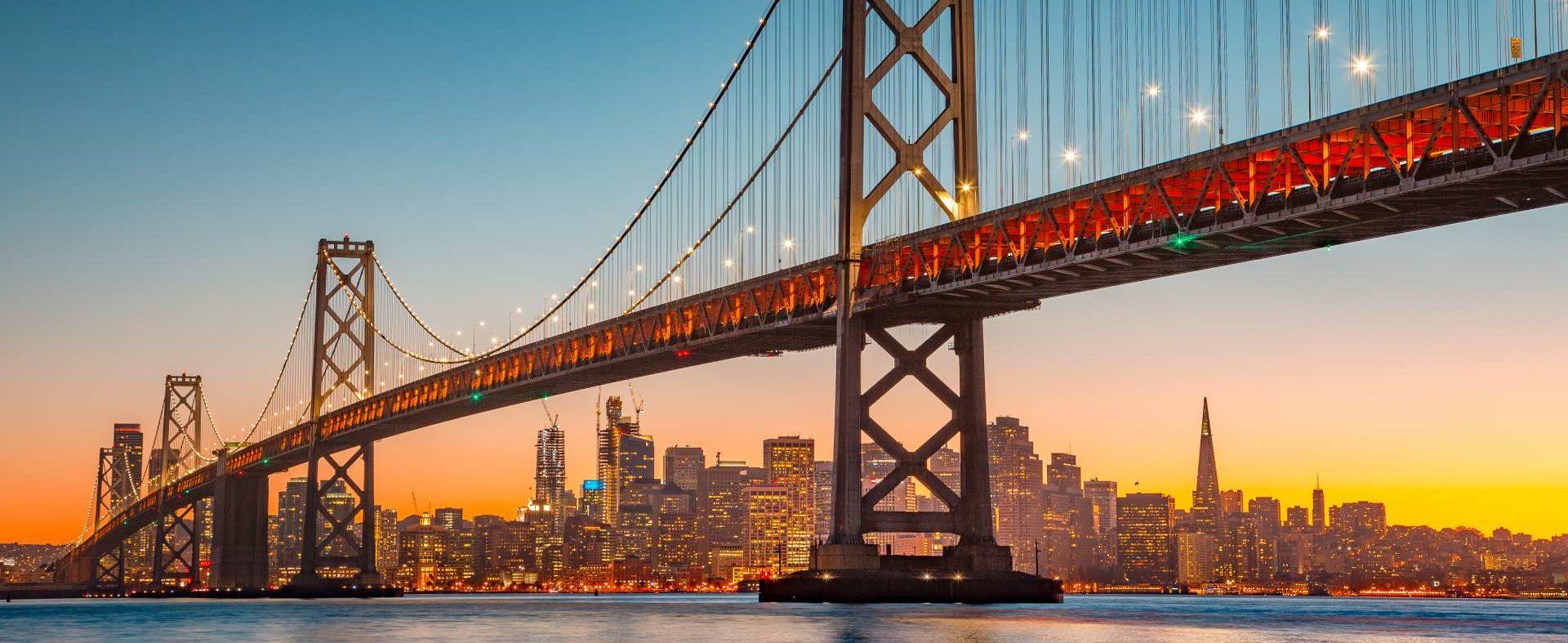 San Francisco Skyline mit Oakland Bay Bridge bei Sonnenuntergang, Kalifornien, USA
