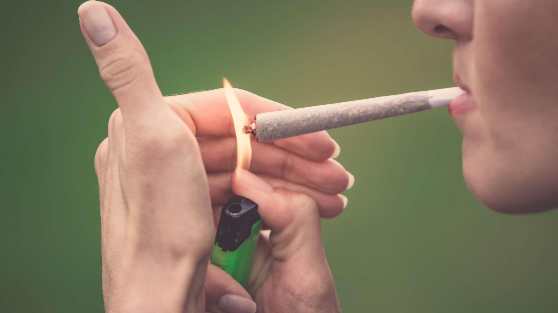 Nahaufnahme einer Frau, die Marihuana-Cannabis-Joint raucht
