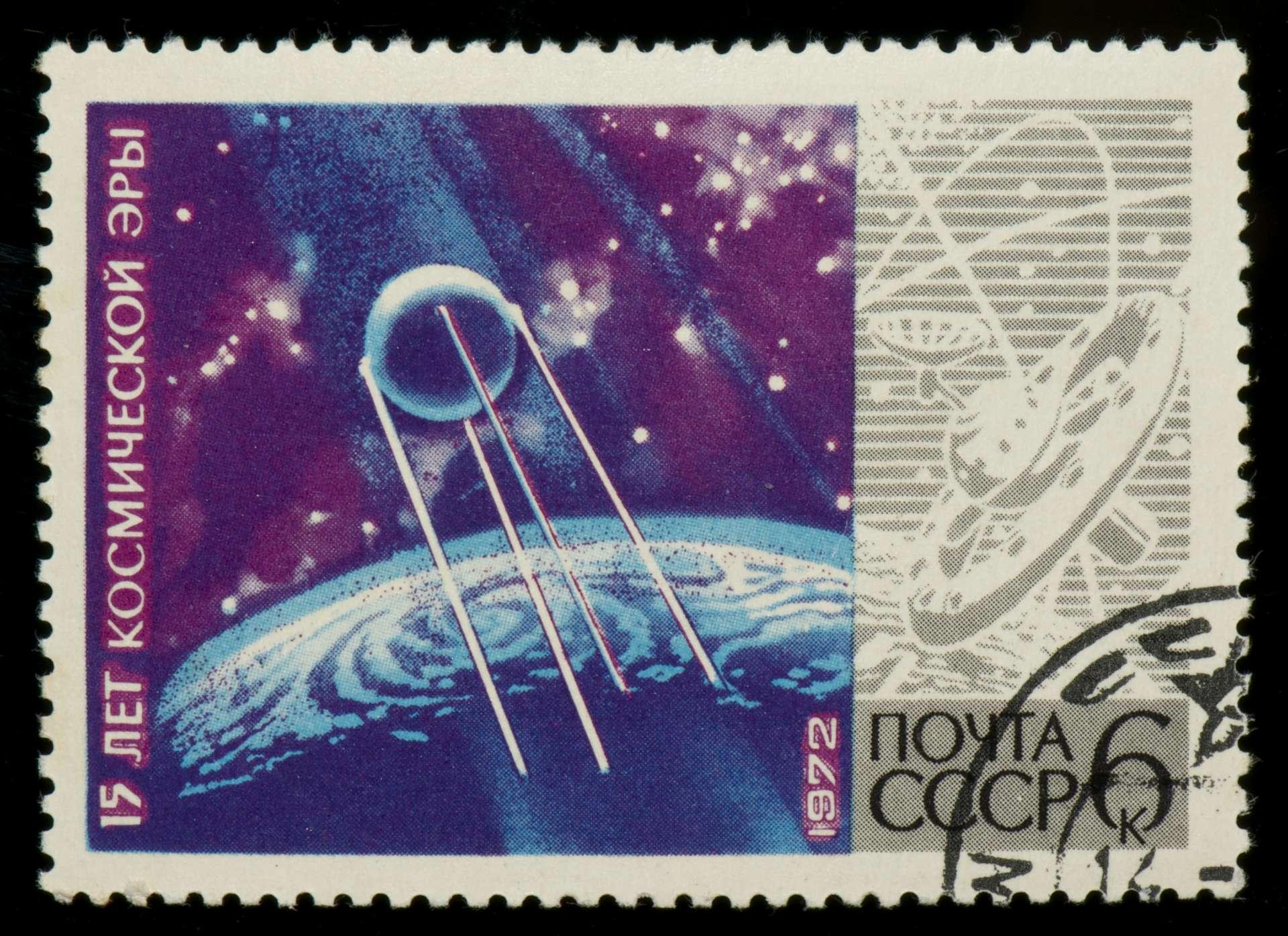 Sowjetische Briefmarke mit Planeten, Raum und Sputnik