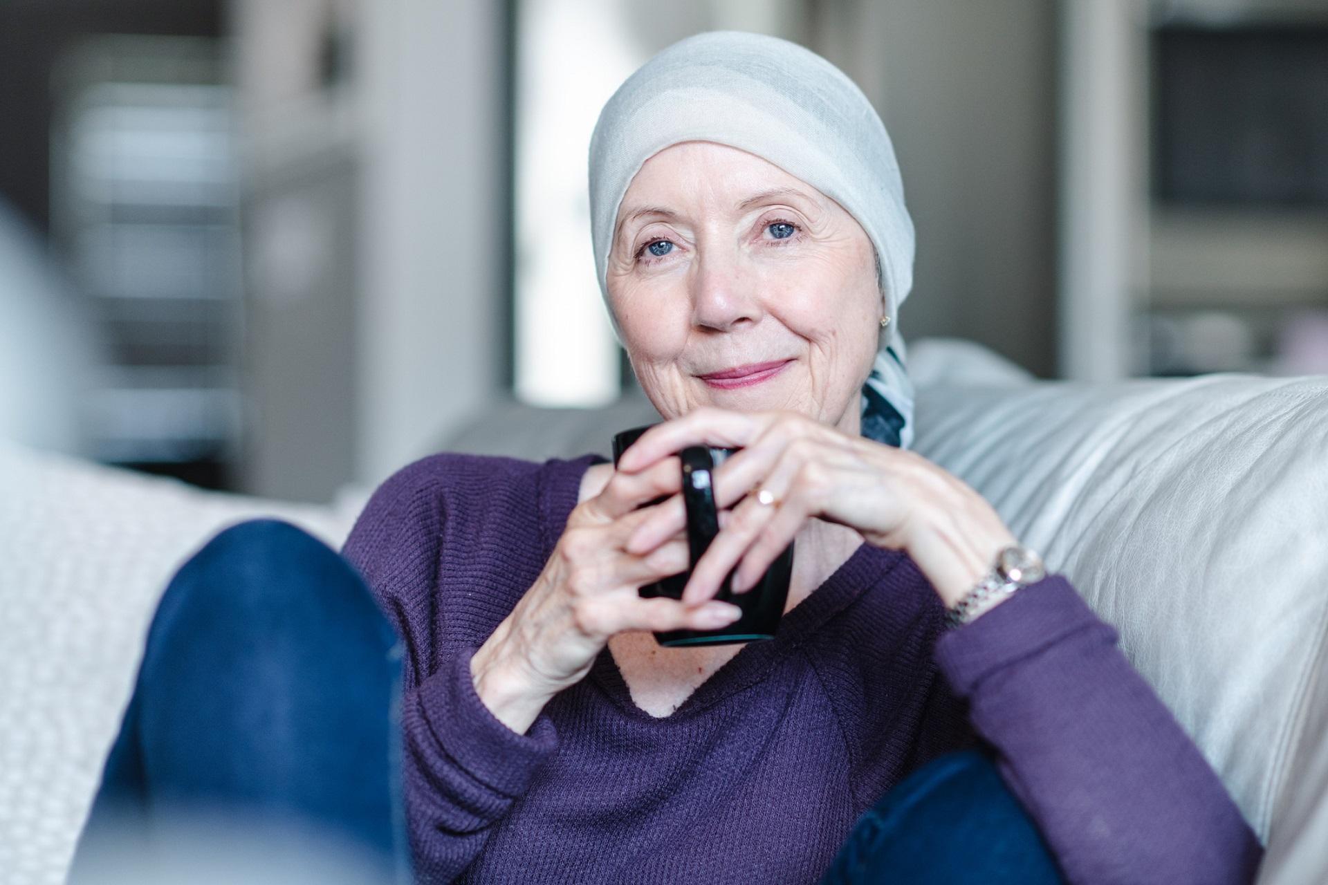 Porträt einer selbstbewussten Frau mit Krebs