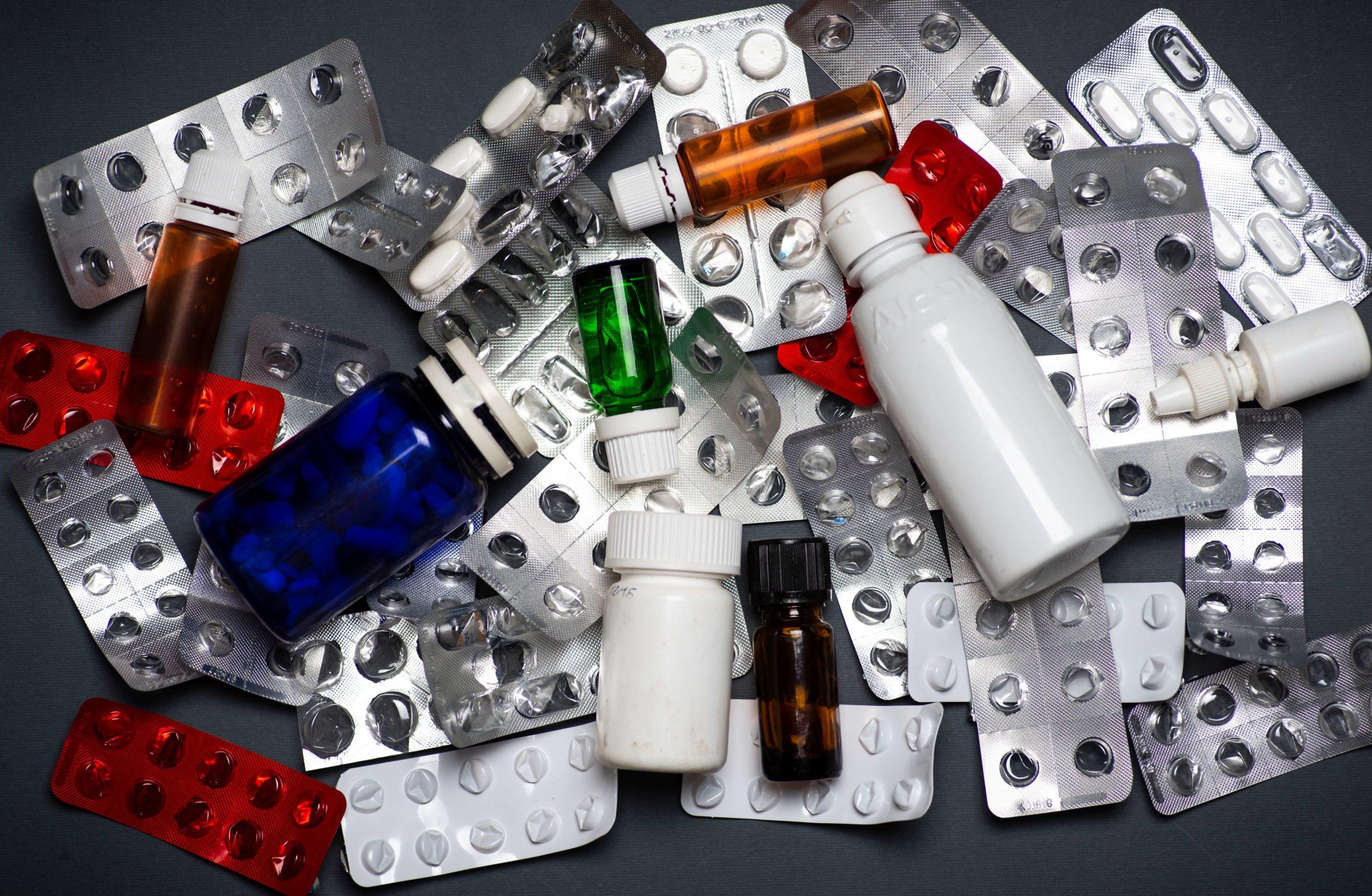 Bündel verbrauchter leerer Drogenbehälter auf einem Stapel