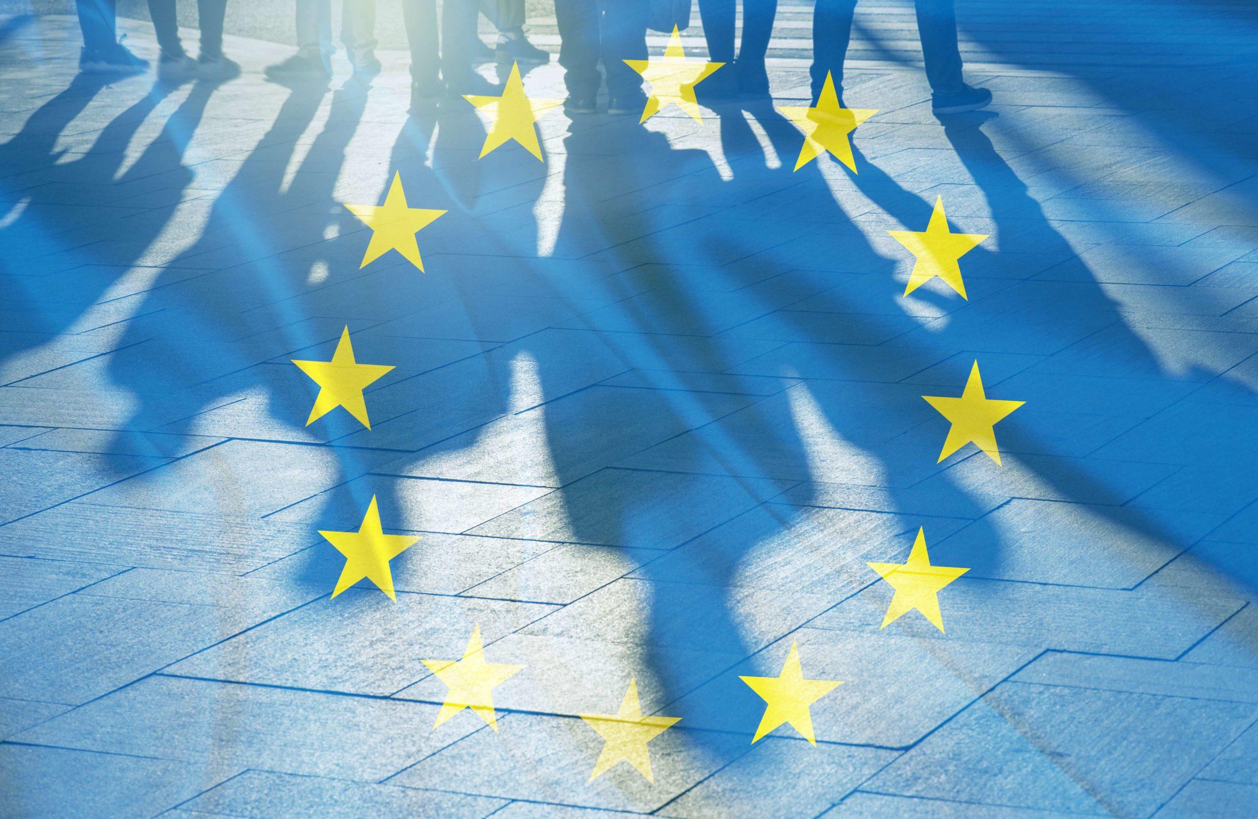 EU-Flagge und Schatten des Menschen-Konzeptbildes