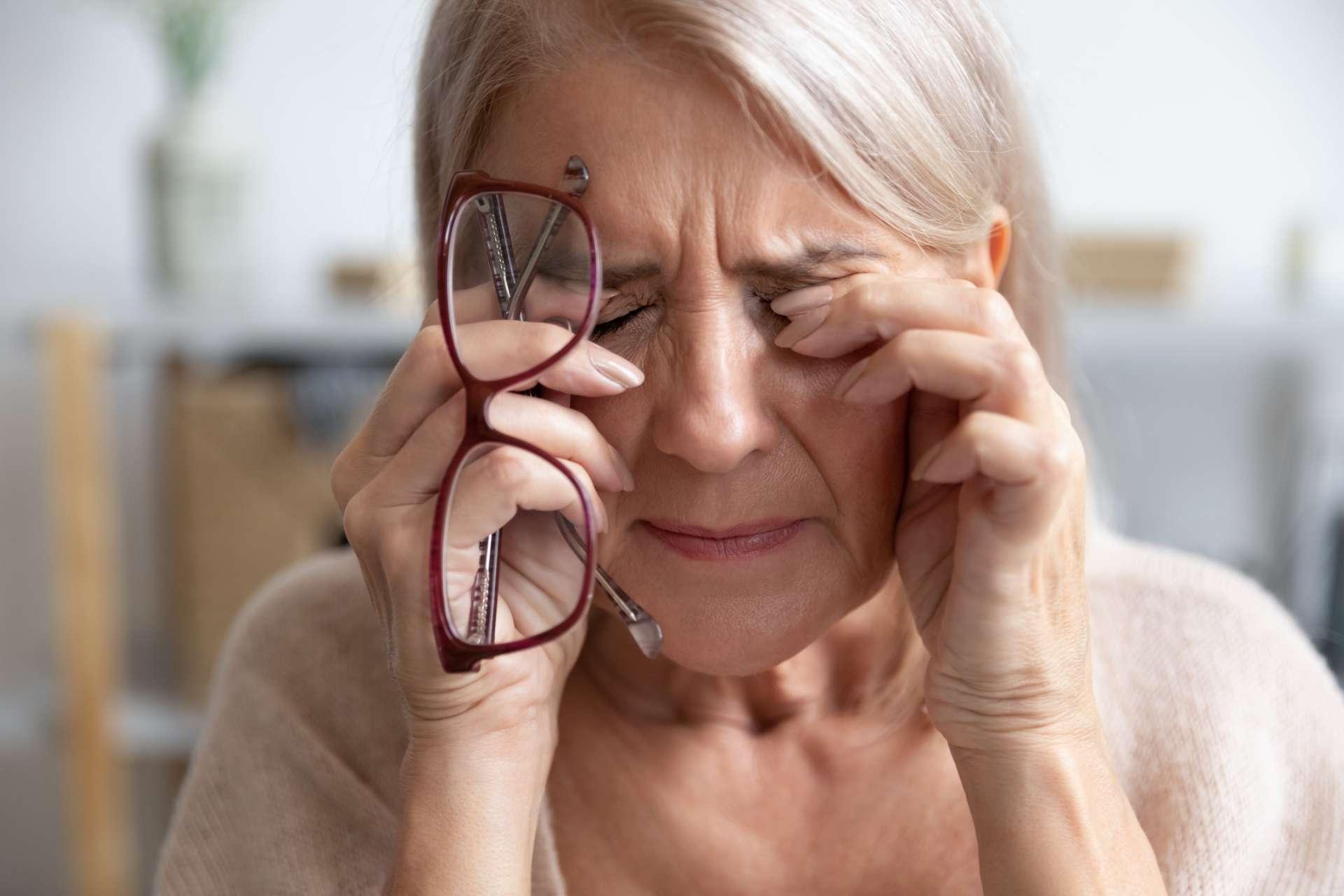 Nahaufnahme der ungesunden alten Frau leiden unter Migräne
