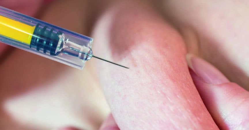 Subkutane Injektion ins Bauchfett.