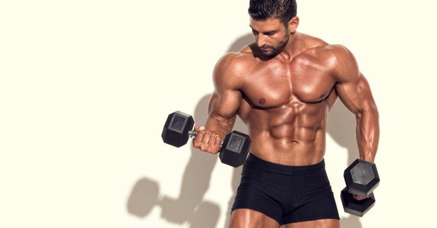 Hübsche muskulöse Männer Übung mit Gewichten