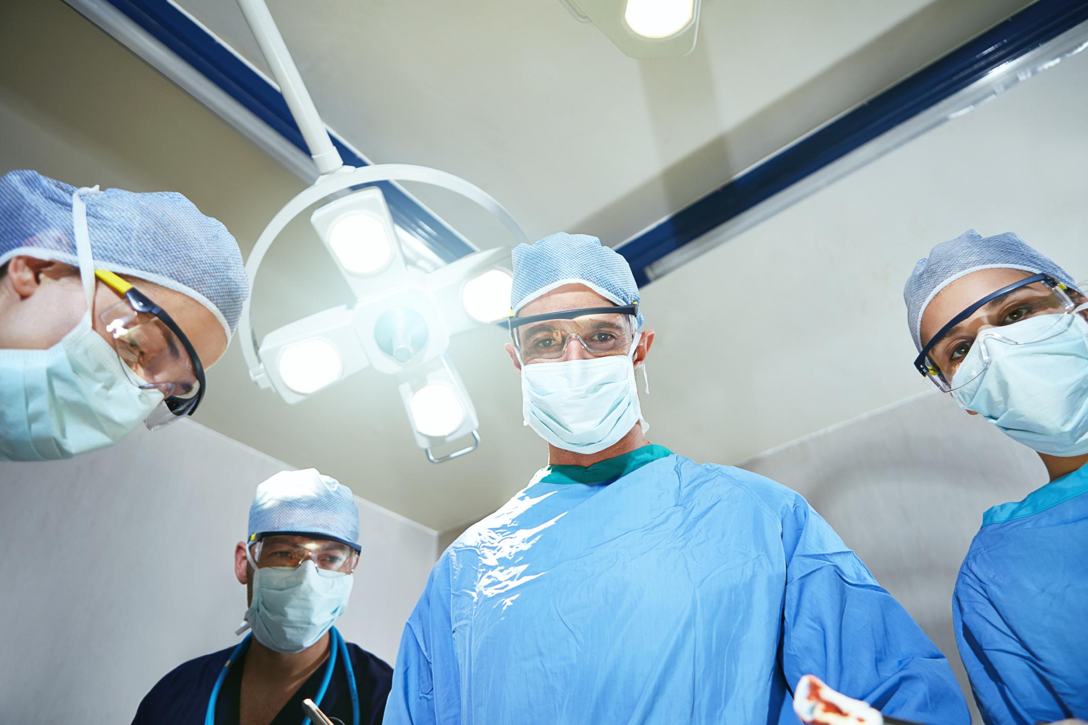 Low Angle Shot von Chirurgen in einem Operationssaal