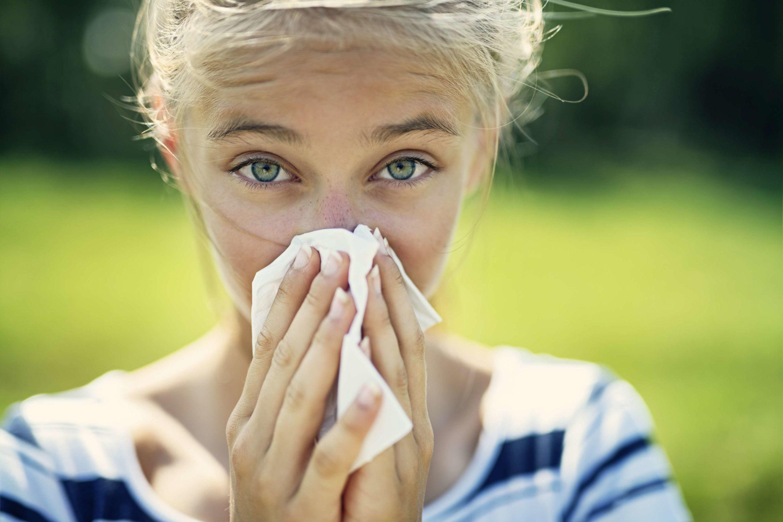 Porträt des Teenager-Mädchens, das an einem Sommertag ihre Nase putzt. Das Mädchen ist allergisch gegen den Pollen.
Nikon D850