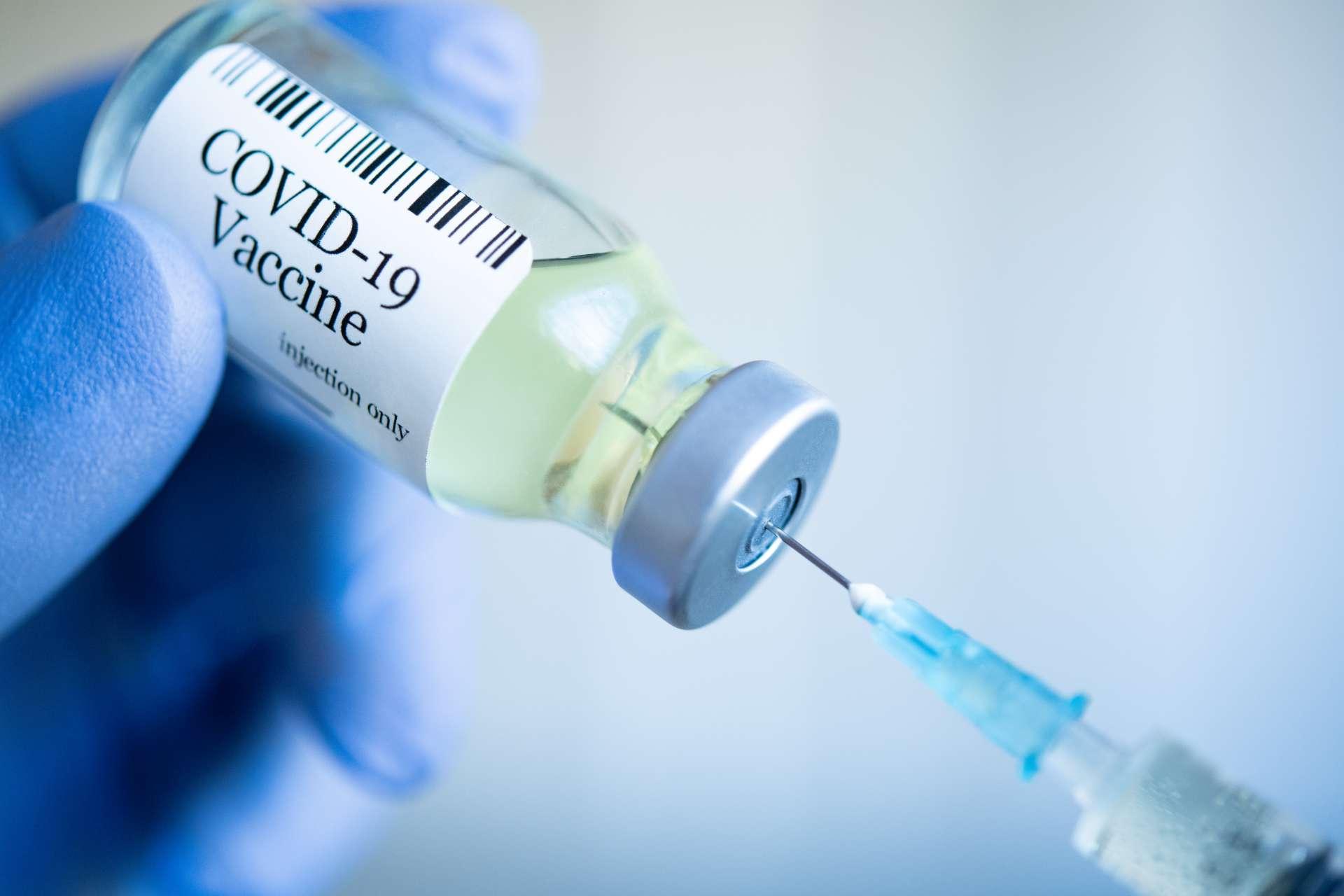 Vorbereitung der Injektion mit dem Covid-19-Impfstoff