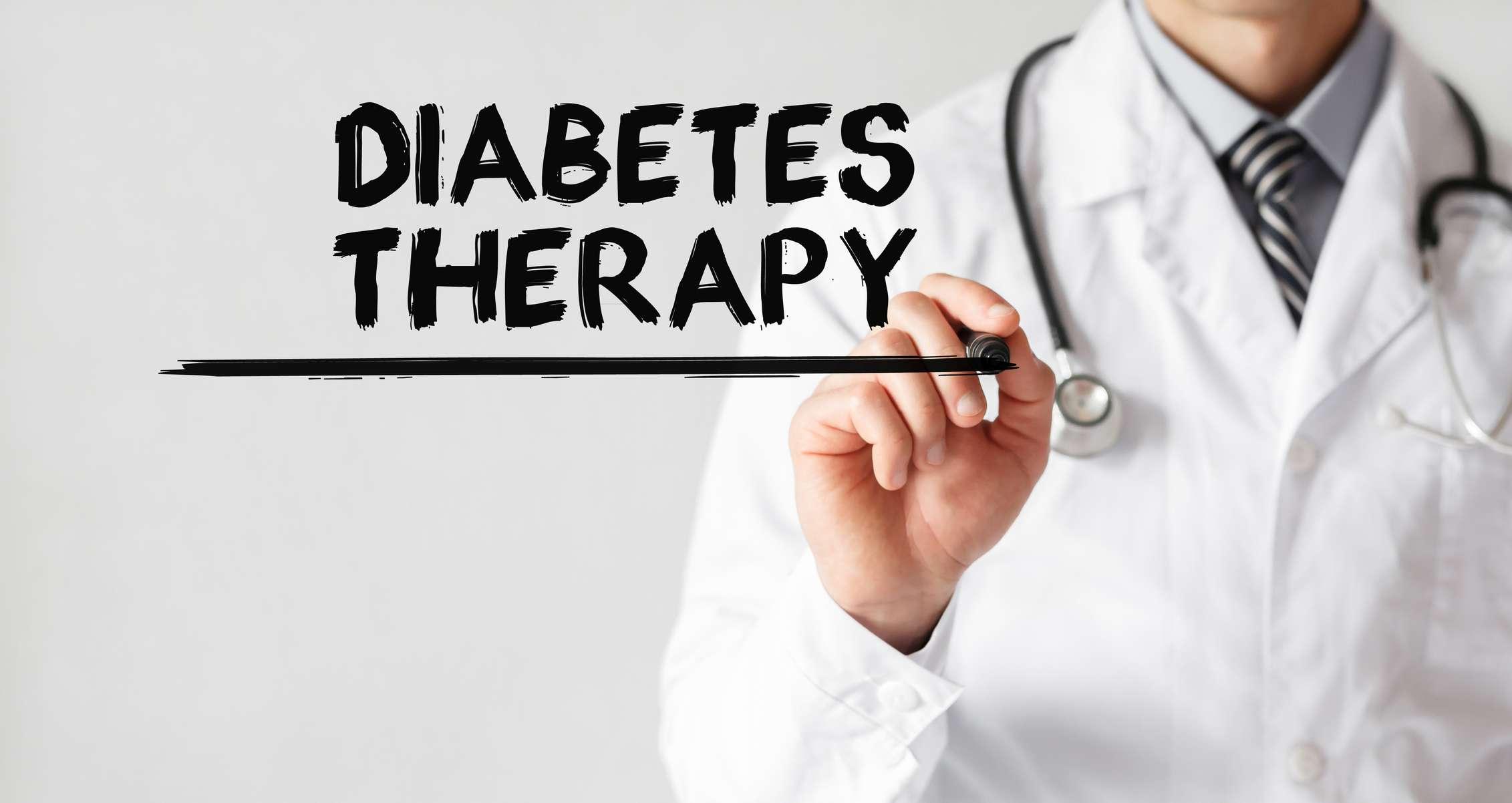 Doktor, der Wortdiabetestherapie mit Marker, medizinisches Konzept schreibt