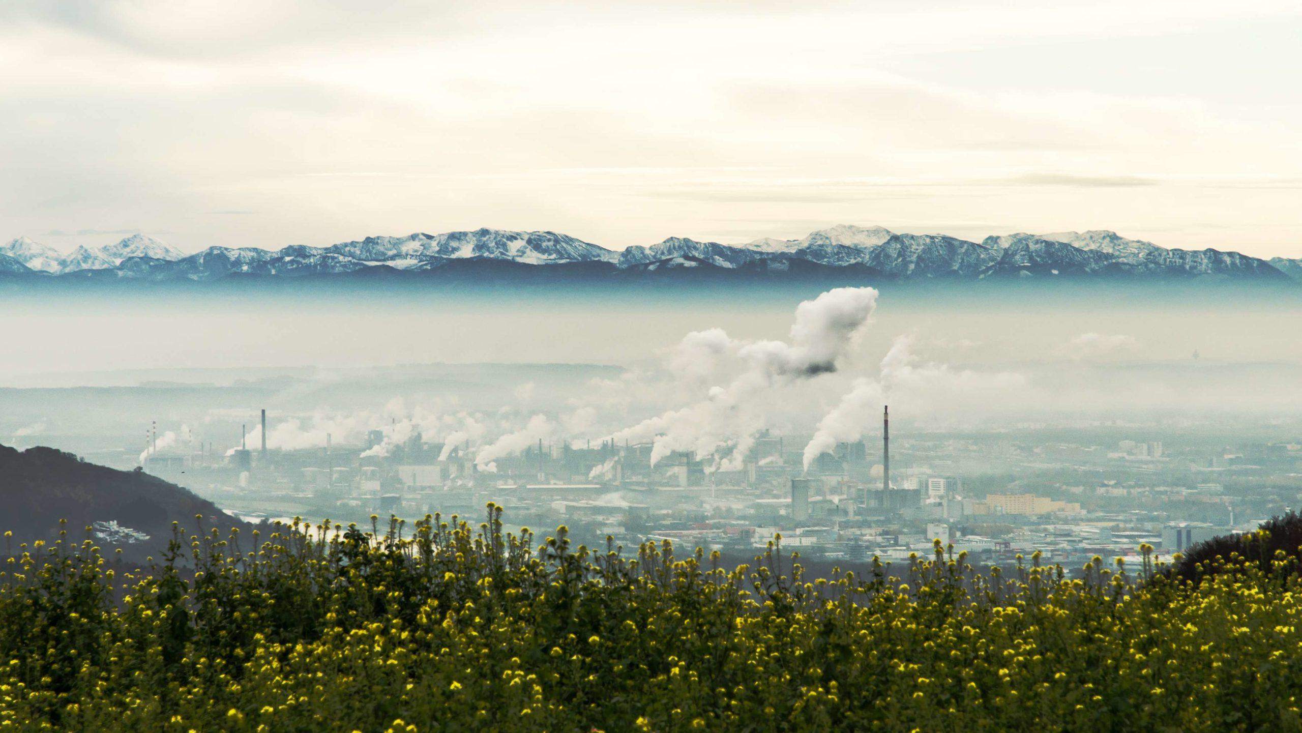 Stadtbild von Linz, Hauptstadt von Oberösterreich. Chemiefabriken der VOEST Alpinen und Österreichischen Zentralalpen sichtbar.