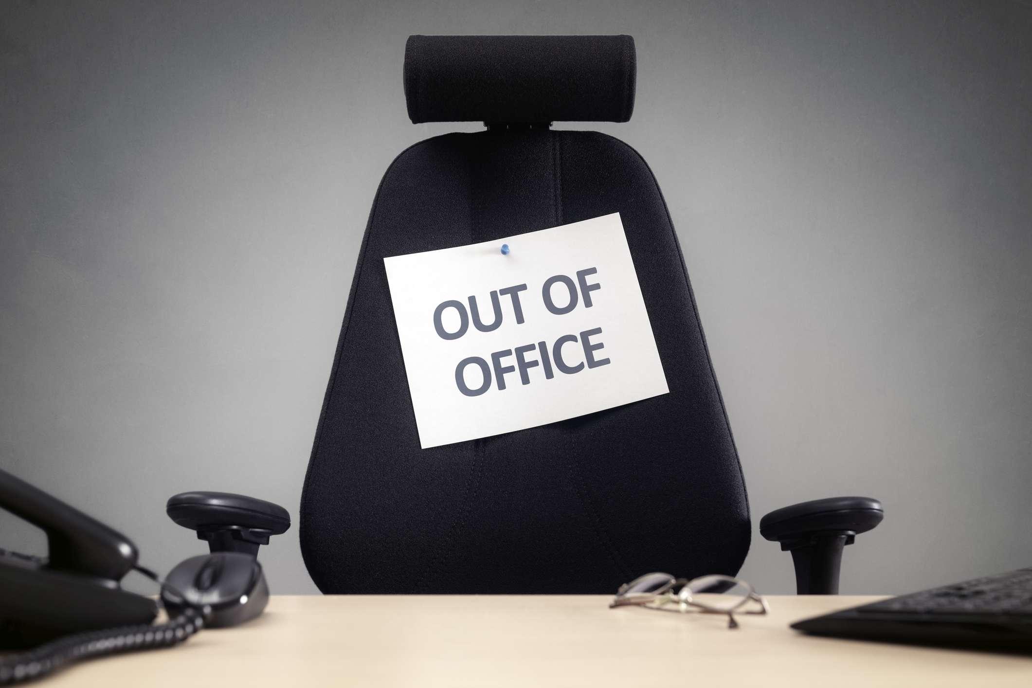 Businessstuhl mit Out-of-Office-Zeichenkonzept für Urlaub, Urlaub, Mittagspause oder Work-Life-Balance